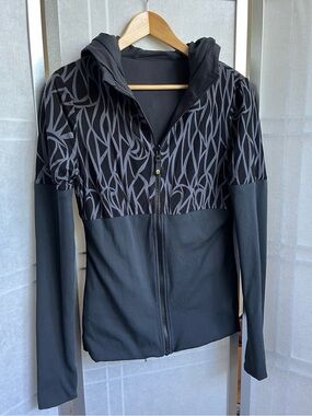 Lululemon Reversible Hooded Jacket Black Print Zip Up Thumbholes Size M